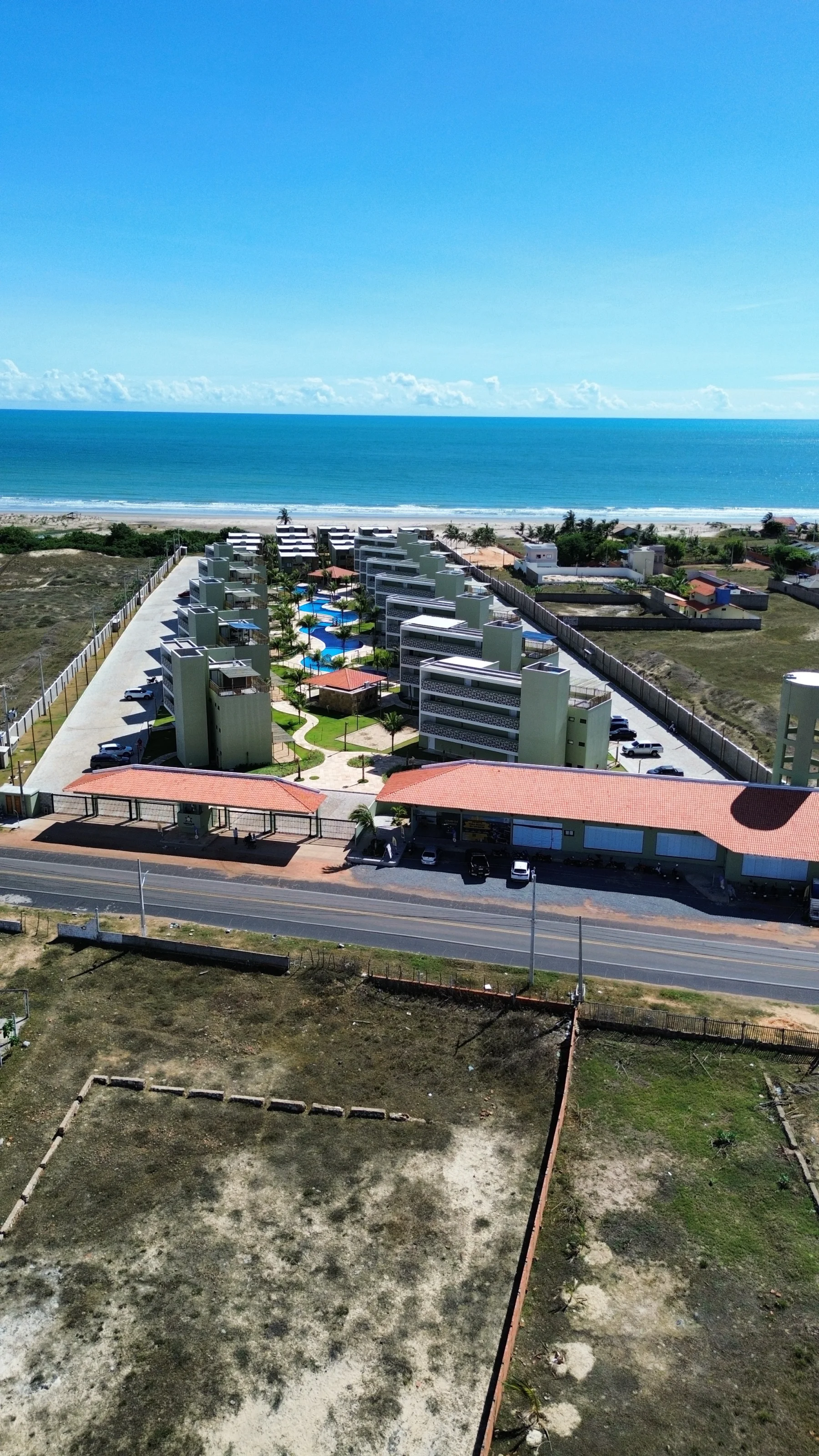 O condomínio entre a estrada e o mar