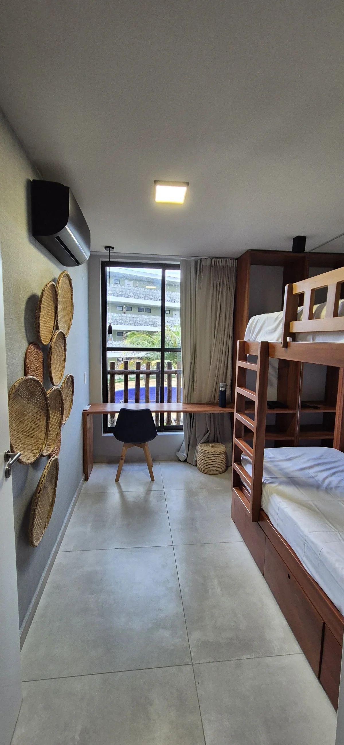 Quarto com beliches e espaço de trabalho